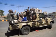 Houthi nhận trách nhiệm vụ tấn công sân bay ở Ả Rập Xê Út