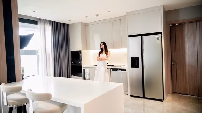 Bếp màu trắng với nhiều đồ dùng hiện đại. Ảnh: FBNV