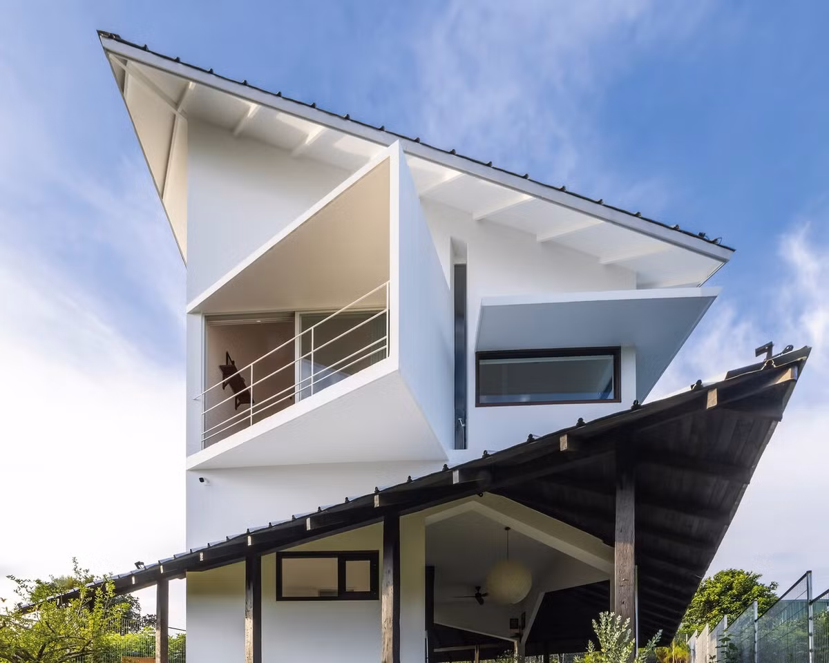 Cấu trúc mái được tạo thành từ các góc cạnh năng động, tạo nên những điểm nhấn thị giác đặc biệt, đồng thời mang đến những góc nhìn đa dạng. Ảnh: Hiroyuki Oki