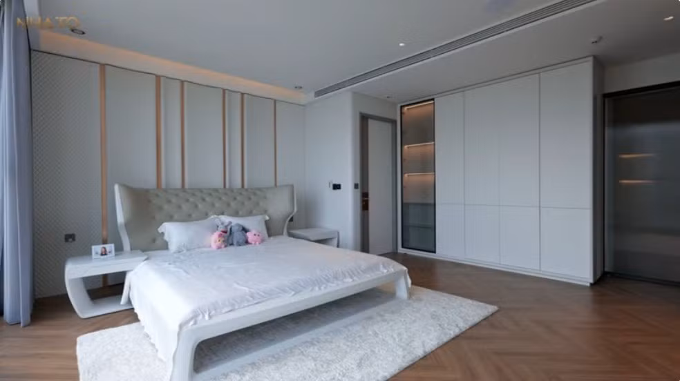 Phòng ngủ dành cho bé sử dụng gam màu trắng nhẹ nhàng chủ đạo. Ảnh chụp màn hình NhaTo