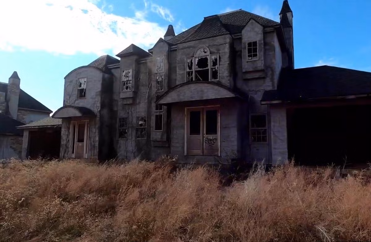 Những tòa nhà xương xẩu, trần trụi đồ sộ. Ảnh: Abandonedmo
