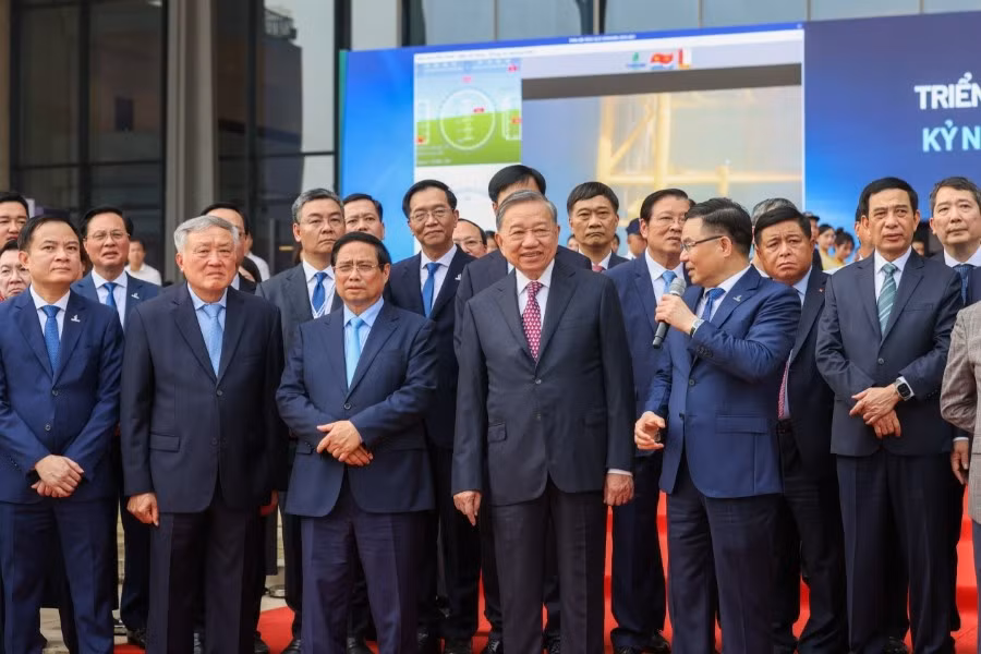 Tổng Bí thư Tô Lâm, Thủ tướng Phạm Minh Chính và các đồng chí lãnh đạo Đảng, Nhà nước tham quan triển lãm thành tựu khoa học công nghệ của Tập đoàn Công nghiệp-Năng lượng quốc gia Việt Nam.
