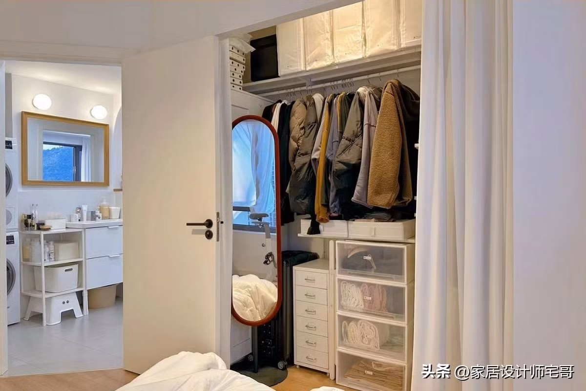 Tủ quần áo âm tường gọn, giấu gương bên trong, chứa hết đồ cho cả bốn mùa. Ảnh: Sohu
