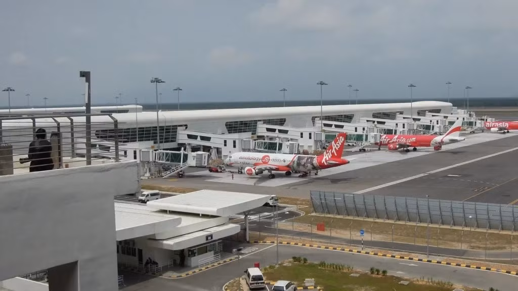 Sân bay quốc tế Kuala Lumpur (Malaysia) sở hữu kiến ​​trúc rộng rãi, tiện nghi ngày càng mở rộng. Ảnh: David McKelvey/Flickr