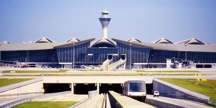 Sân bay Kuala Lumpur có một số phòng chờ tiện nghi, nổi tiếng về chất lượng đồ ăn, khu vực nghỉ ngơi. Ảnh: Traveldailymedia
