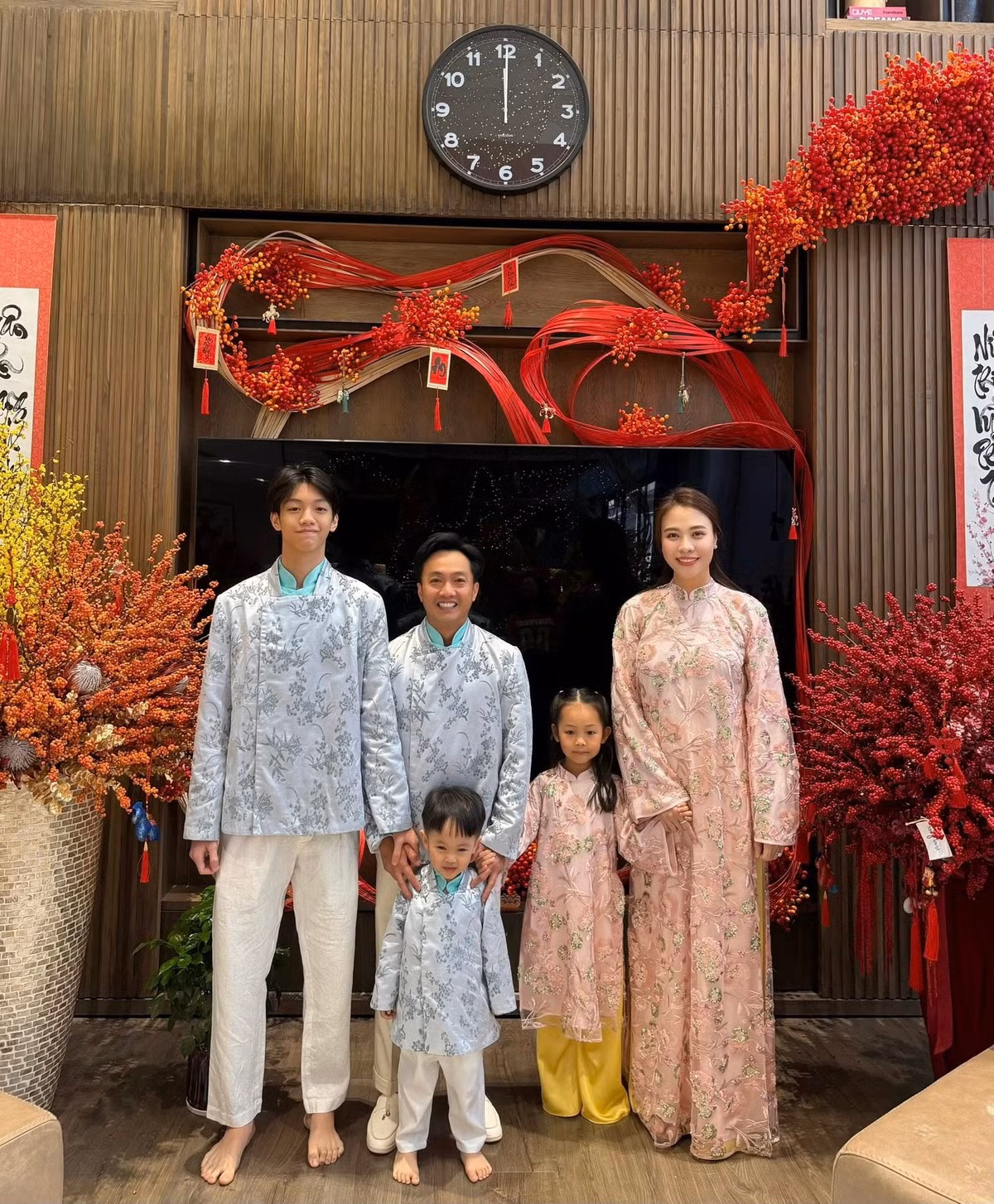 Cả gia đình Đàm Thu Trang - Cường Đô La diện áo dài truyền thống cách điệu ngày Tết. Ảnh: FB Dam Thu Trang
