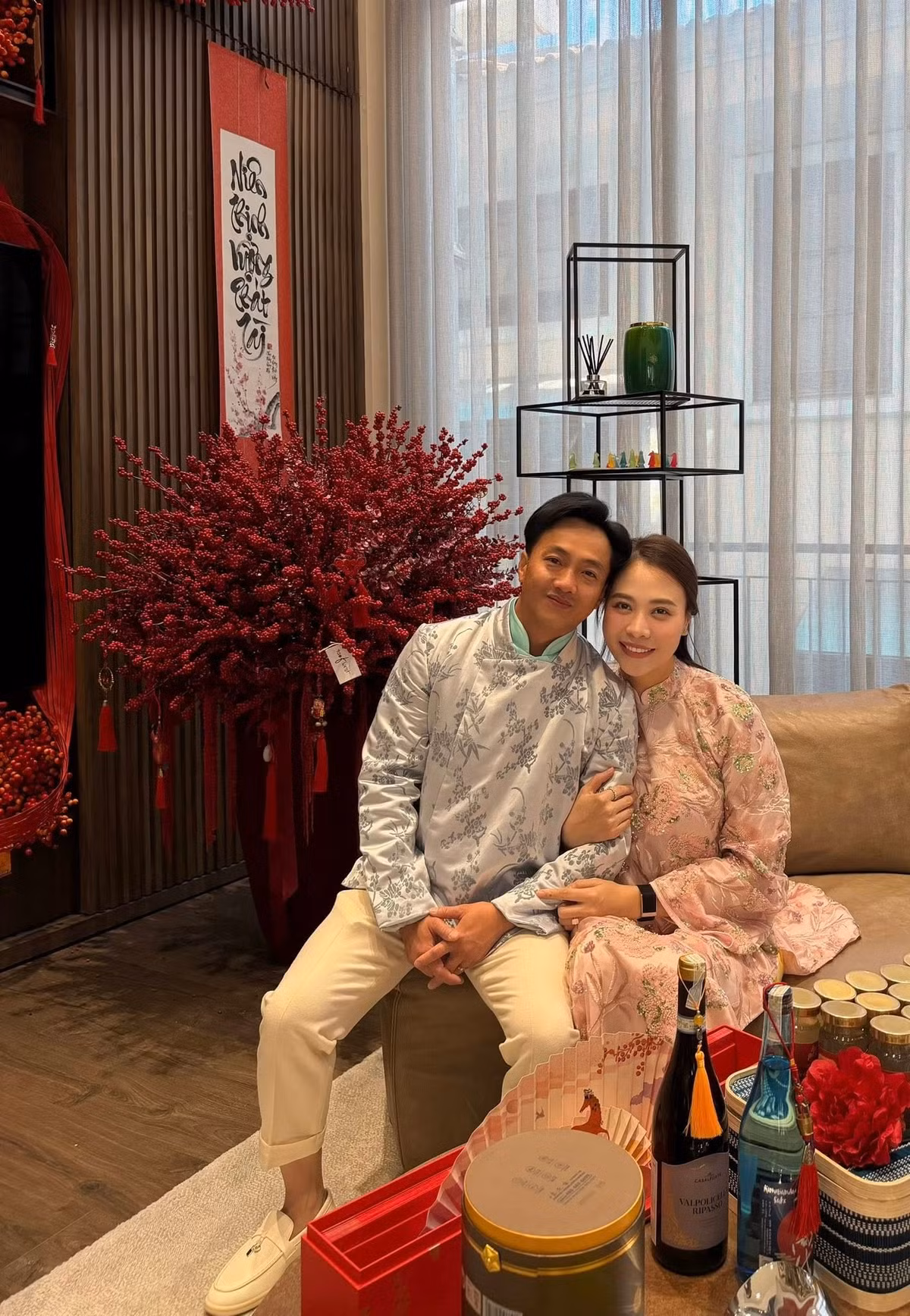 Vào mỗi dịp Tết, căn biệt thự lại được vợ chồng Cường Đô La chăm chút, trang hoàng rực rỡ. Ảnh: FB Dam Thu Trang