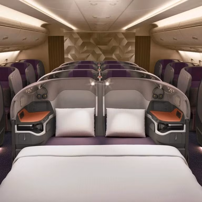 Với trọng lượng cất cánh tối đa 575 tấn, sải cánh 79,8m và tầm bay trên 15.000 km, Airbus A380 mang đến sự sang trọng tuyệt đối như quầy bar, phòng tắm spa và cabin riêng. Ảnh: SCMP