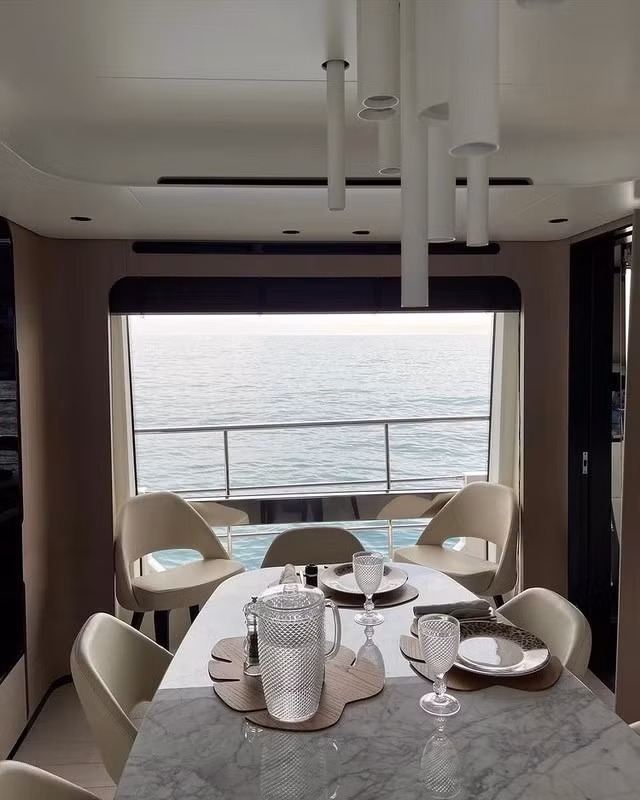 Ngoài ra, du thuyền còn có 2 phòng dài với một chiếc bàn ăn ở khu vực liền kề cho bữa tối lãng mạn. Ảnh: Georgina Rodriguez/Instagram