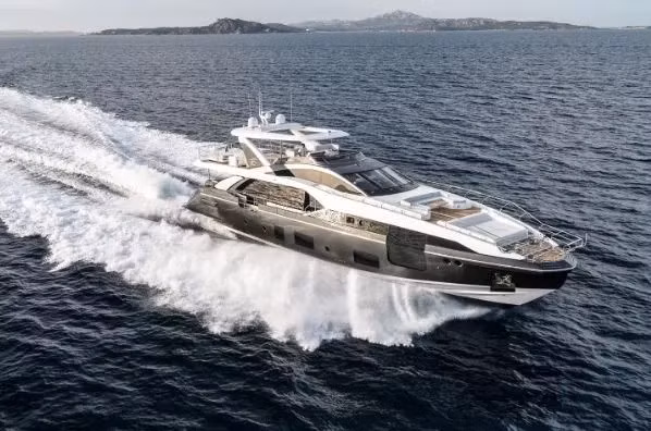 Siêu du thuyền có chiều dài 26,78 m, chiều rộng 6,59 mét với tốc độ tối đa 51 km/h. Ảnh: The Sun