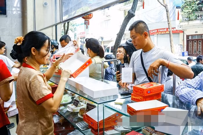 Nhiều khách mua từ 10–20 chiếc bánh cùng lúc, vừa để thưởng thức, vừa làm quà biếu. Ảnh: Dân Việt