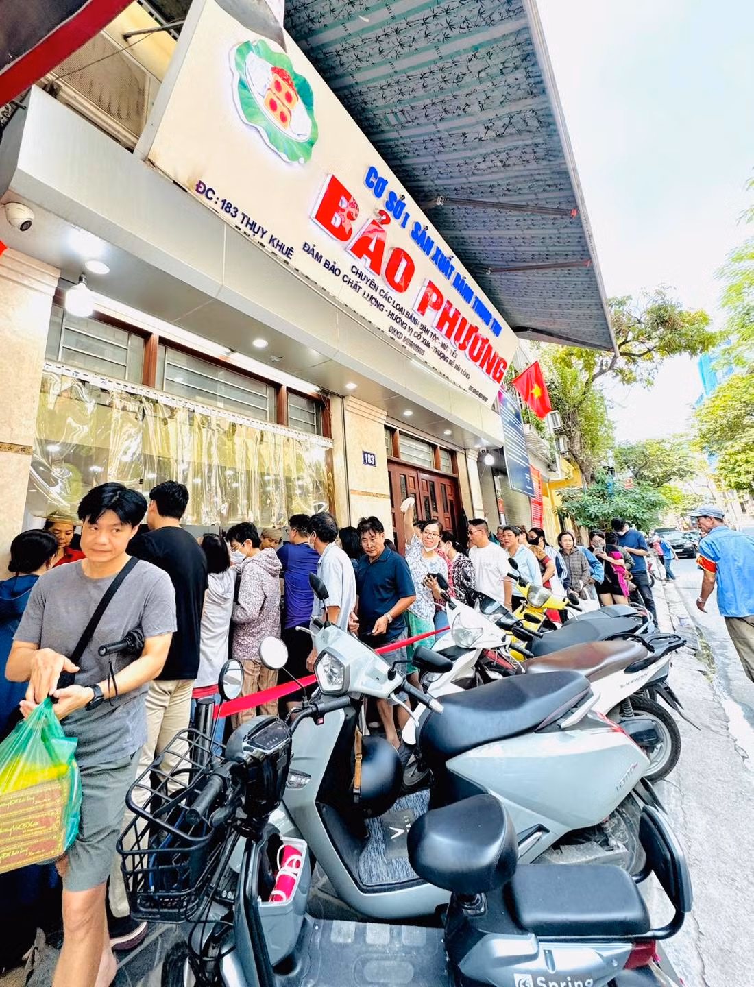 Trung bình, mỗi người dân phải phải xếp hàng từ 10 - 15 phút mới tới lượt vào cửa hàng. Ảnh: FB Bánh trung thu Bảo Phương Cơ Sở I