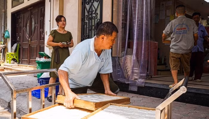 Bánh trung thu truyền thống chỉ bảo quản được trong thời gian ngắn từ 3–5 ngày, nên làm tới đâu bán hết đến đó. Ảnh: Tiền phong