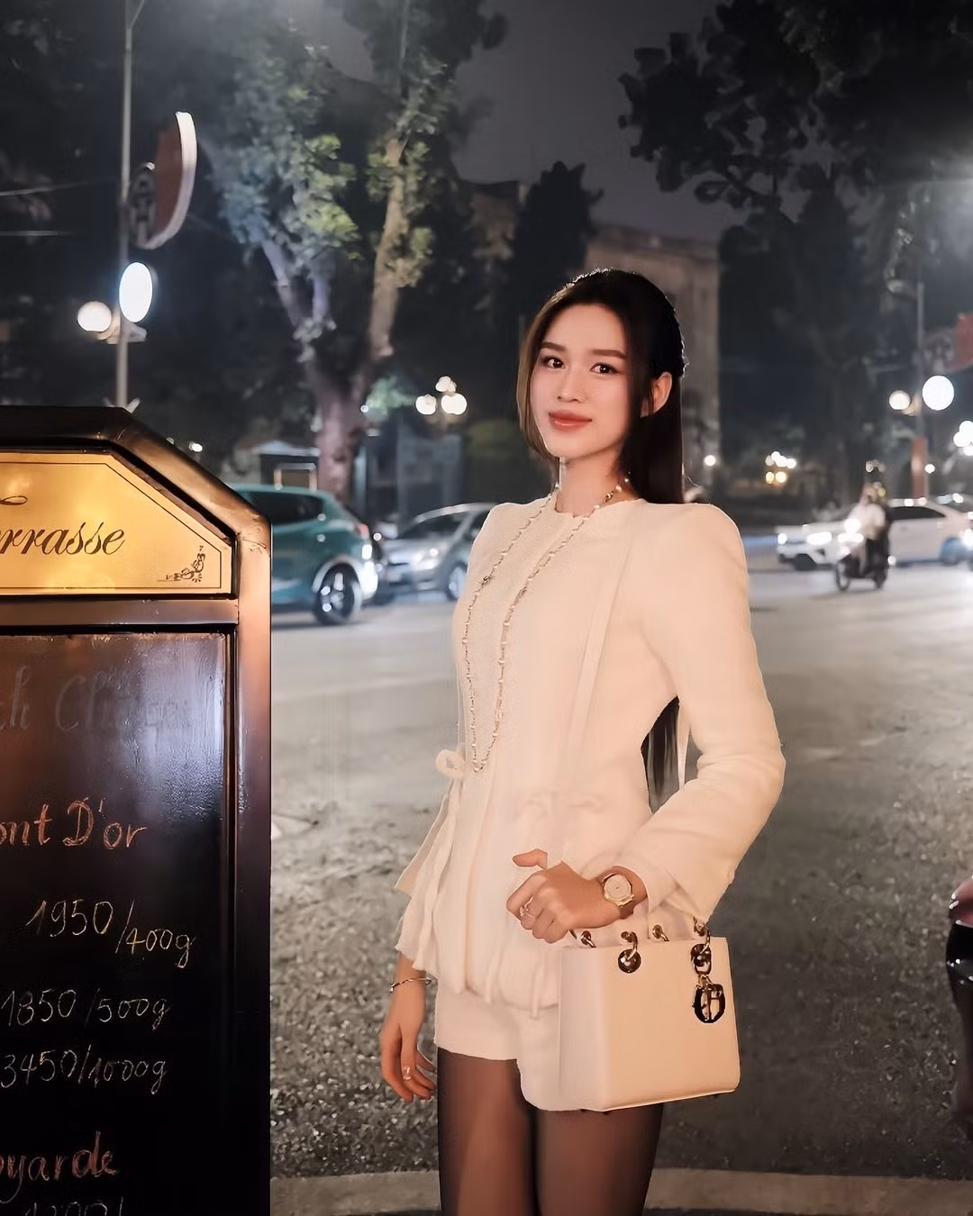 Chiếc túi Lady Dior có giá khoảng 185 triệu đồng. Ảnh: FBNV