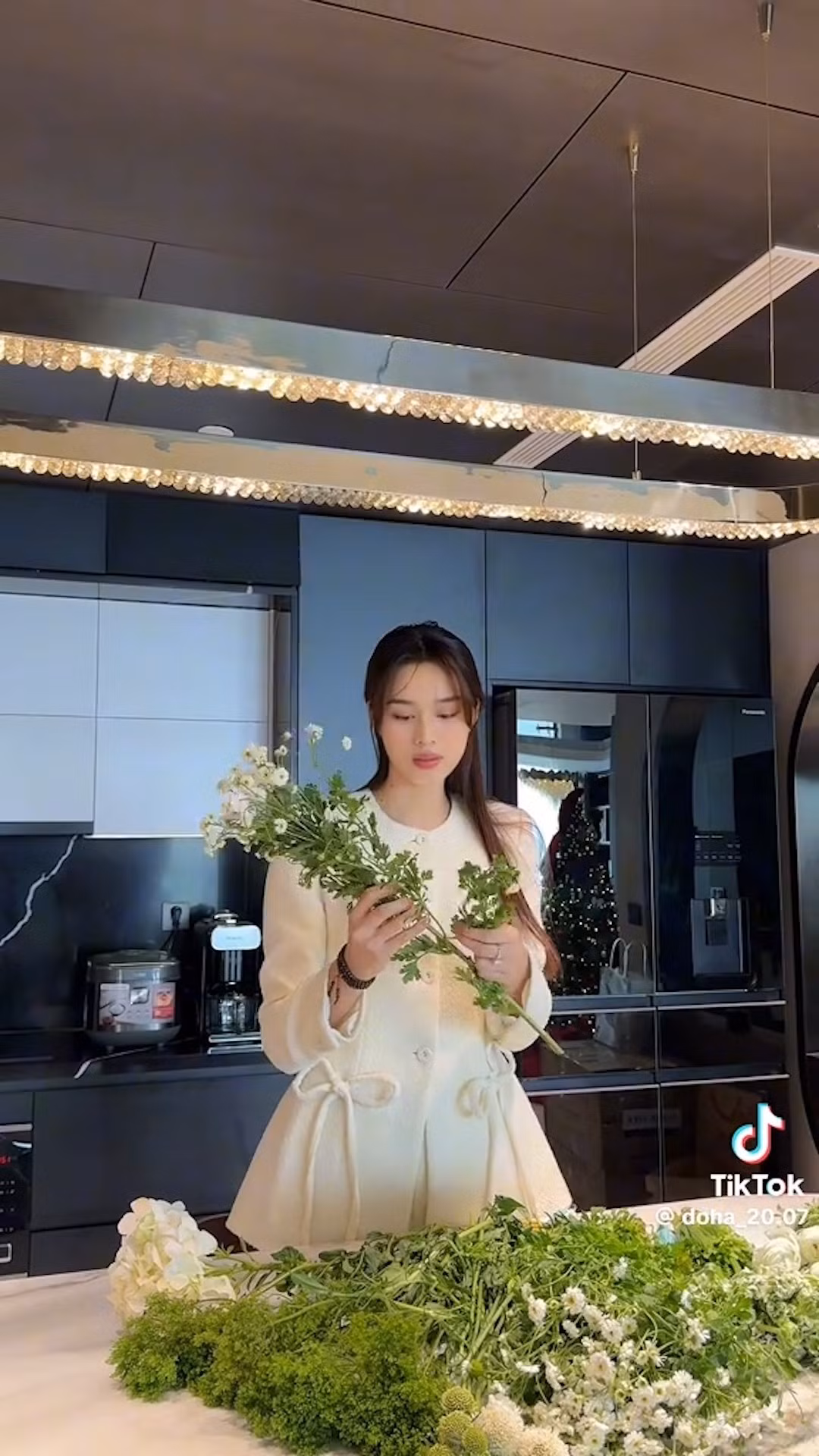 Khu bếp sử dụng tông đen chủ đạo, phối các mảng trắng tạo sự tối giản và sang trọng. Ảnh chụp màn hình
