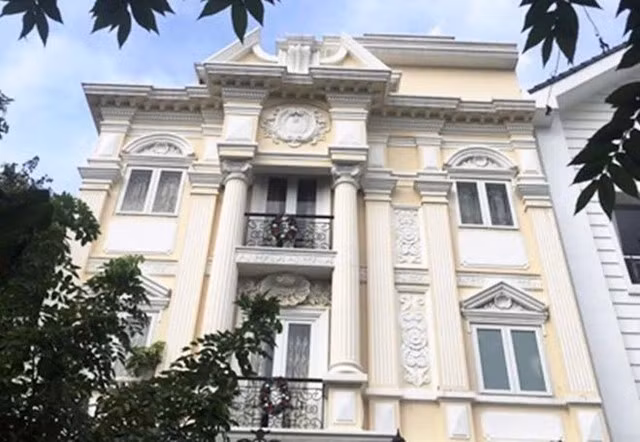 Biệt thự mang phong cách hoàng gia Châu Âu cầu kỳ, ước tính trị giá lên đến hàng chục tỷ đồng. Ảnh: Internet
