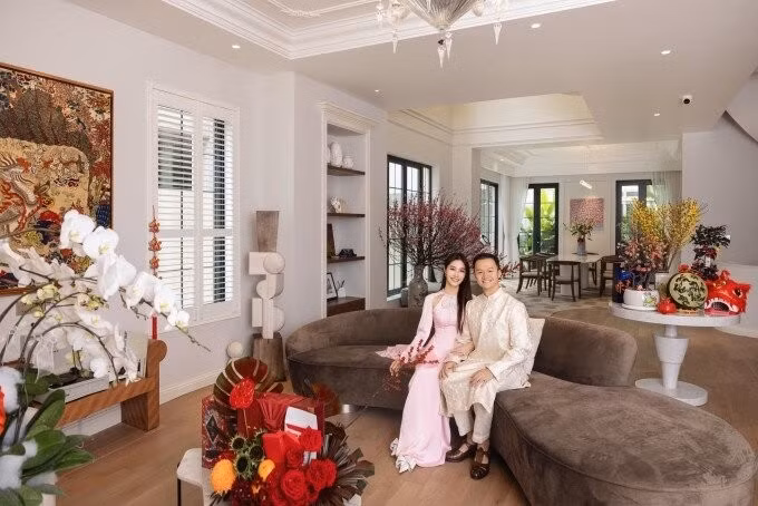 Trước đó, Diễm My 9X cũng hé lộ không gian bên trong biệt thự. Phòng khách rộng với sofa cong mềm mại. Ảnh: FBNV