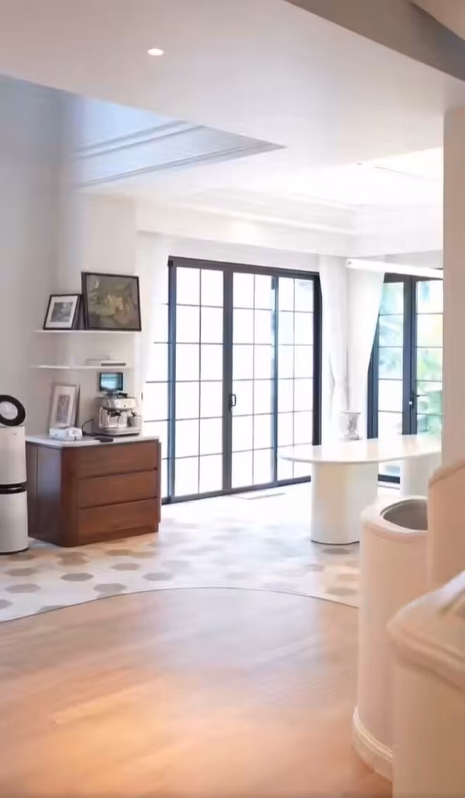 Toàn bộ khu vực sinh hoạt chung mở rộng theo chiều ngang, không có vách ngăn lớn, tạo cảm giác thông thoáng. Ảnh: FBNV