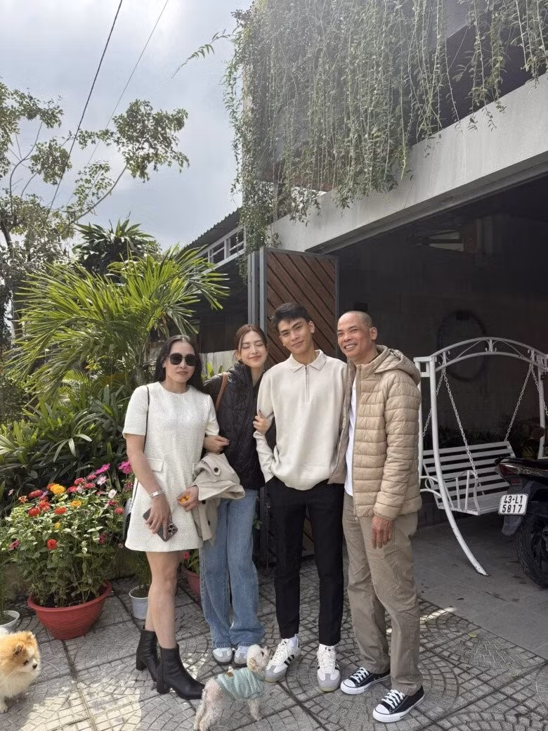 Phòng ngủ trên tầng 2 ngập tràn ánh sáng, có ban công nhìn ra đường. Ảnh: FBNV