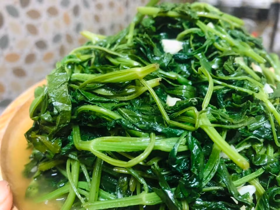 Rau xuyến chi có vị đắng nhẹ, hơi ngái, nhưng càng ăn càng thấy giòn, thơm, ăn xong vị ngọt thanh – một hương vị lạ miệng. Ảnh: Facebook