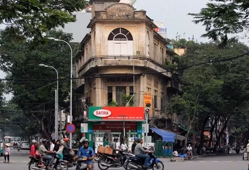 Tọa lạc tại vị trí "đắc địa" với 4 mặt tiền Trần Hưng Đạo, Ký Con, Lê Thị Hồng Gấm và Yersin tại TP HCM, biệt thự NG.V.HAO là của đại gia Nguyễn Văn Hảo (1890-1971). Ông là một trong những thương gia giàu có bậc nhất Sài Gòn giữa thế kỷ 20. Ảnh: Dân Việt