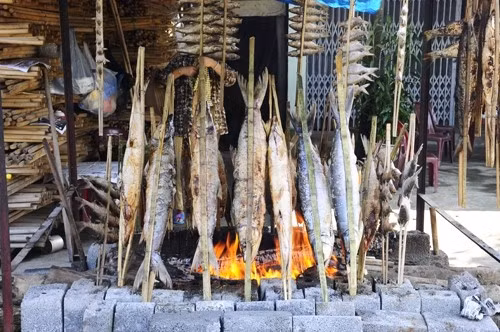 Với người dân sông Đà, cá măng nướng là đặc sản không thể chối từ. Cá thơm ngon, thịt dai, da giòn, xém cạnh, mặn vừa đủ. Ảnh: Người lao động