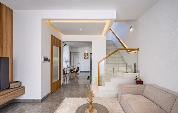 Hệ thống cầu thang được bố trí rộng rãi để thuận tiện di chuyển. Ảnh: Lilo Studio