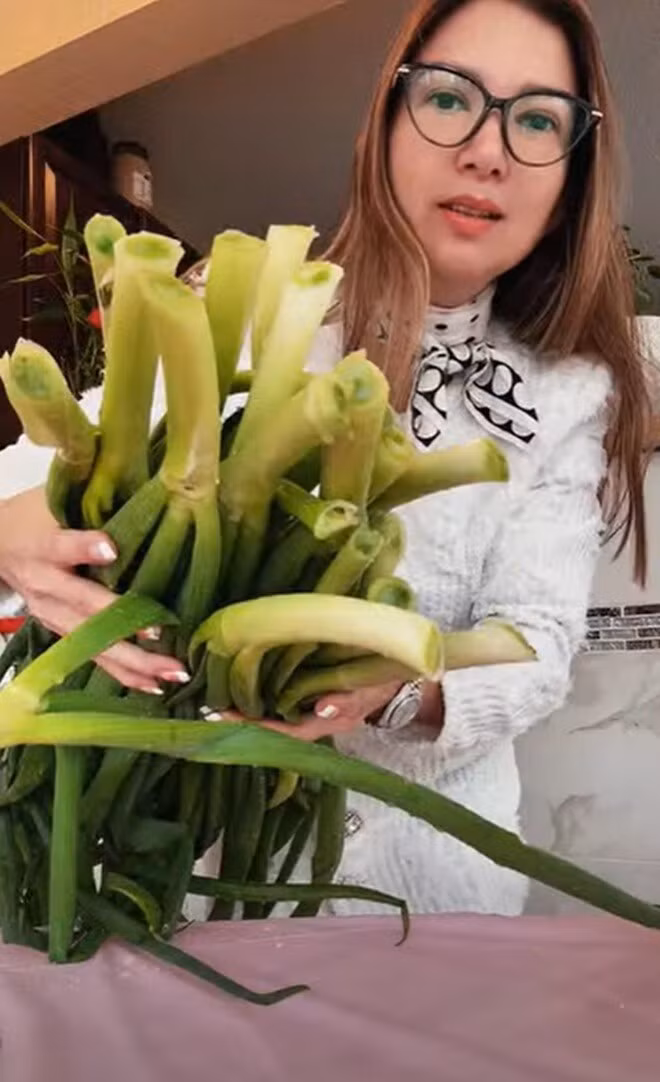 Nhiều người bất ngờ trước hành lá khổng lồ vừa thu hoạch của nữ ca sĩ. Ảnh chụp màn hình