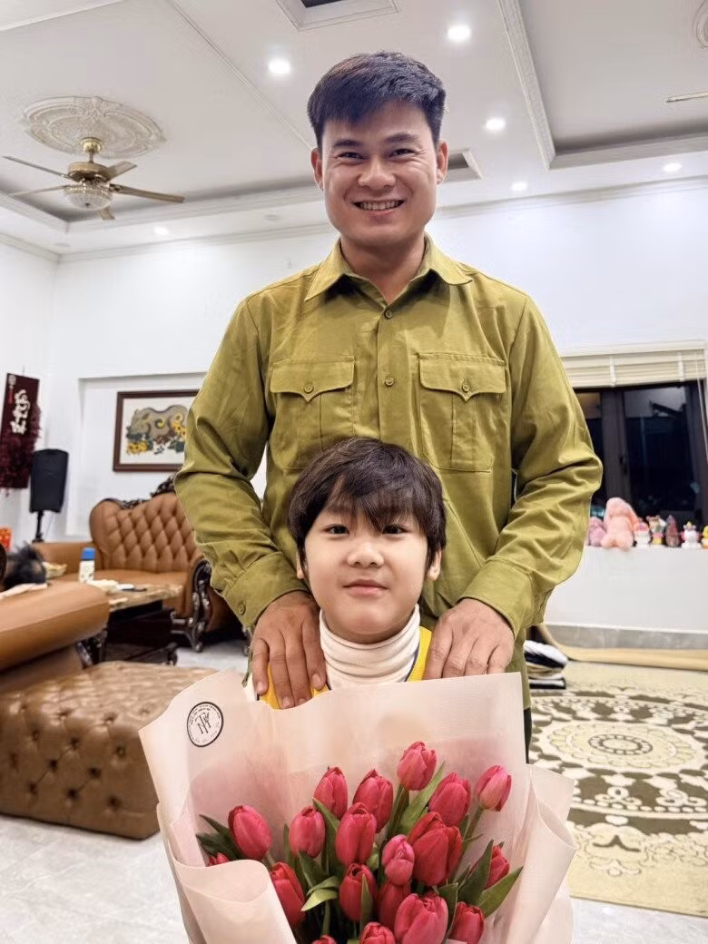 Nội thất trong nhà tối giản với trần thạch cao giật cấp và hệ thống đèn âm trần hiện đại. Ảnh: FBNV