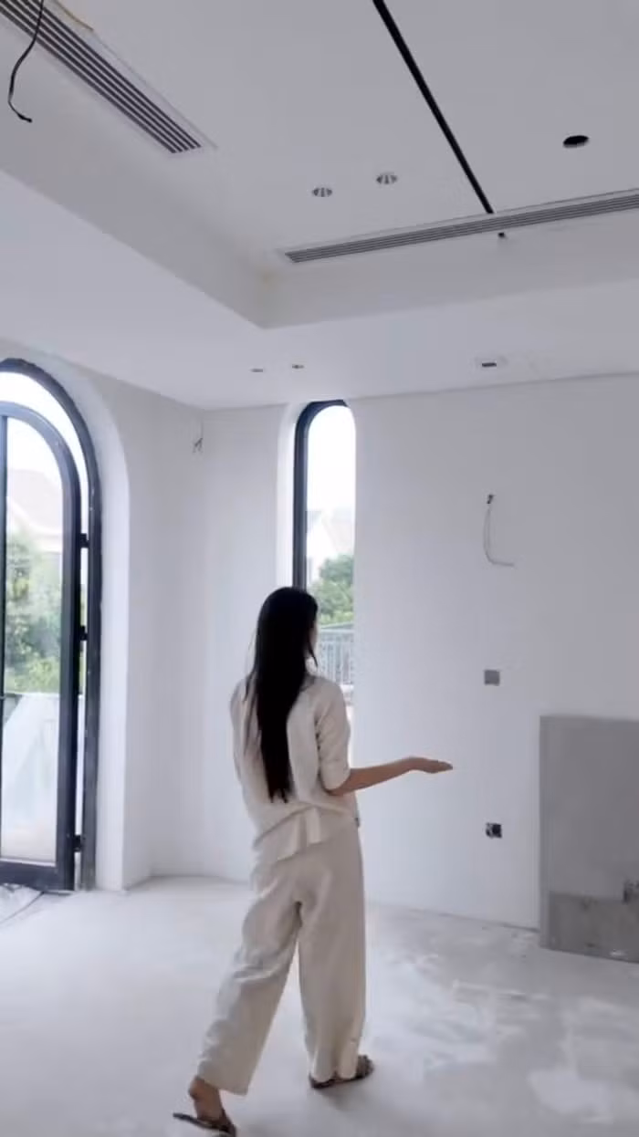 Cặp đôi cho thiết kế giếng trời cùng hệ thống cửa kính, cửa sổ dày đặc để đón gió và ánh nắng. Ảnh: TikTok Nhân vật