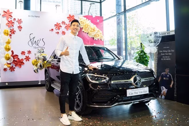 Ngoài bất động sản, Đoàn Văn Hậu còn sở hữu xe sang. Năm 2020, nam cầu thủ tậu Mercedes-Benz GLC 300, trị giá khoảng 2,57 tỷ đồng. Ảnh: FBNV