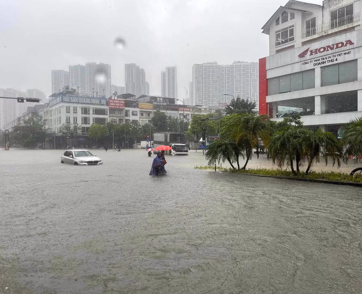 Mưa lớn liên tục do hoàn lưu bão Kajiki khiến nhiều khu chung cư, khu đô thị ở Hà Nội "chìm trong biển nước", các tuyến đường nội khu bị cô lập. Ảnh: FB Trần Thiên Ân