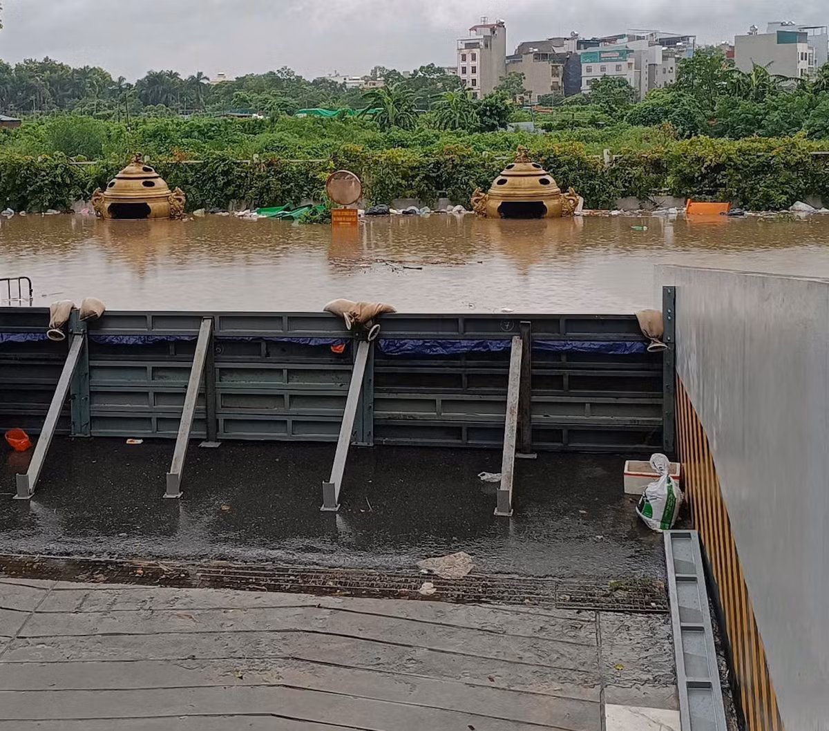 Vách ngăn thép dựng trước cửa hầm chung cư Ecohome 3. Ảnh: Vietnamnet
