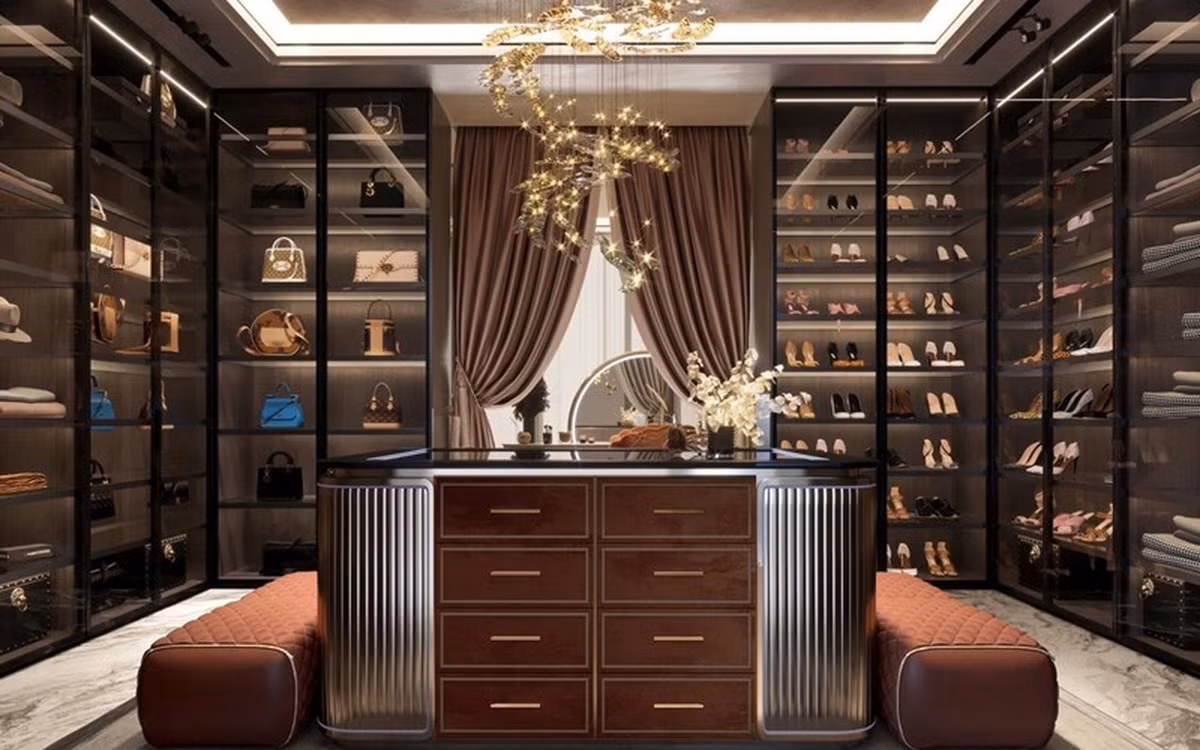 Tủ đồ thời trang của Ngân 98 có kích thước lớn thoải mái để giày dép, túi xách, phụ kiện...Ảnh: FBNV
