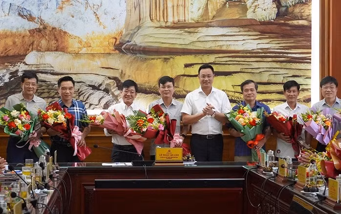 Các cán bộ là giám đốc sở, thủ trưởng các ban, ngành tỉnh Quảng Bình xin nghỉ hưu trước thời điểm sáp nhập với Quảng Trị