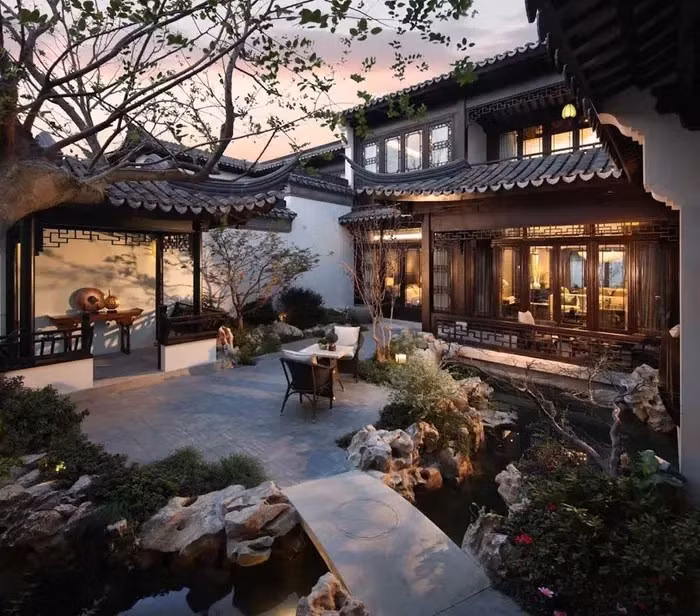 Nhiều không gian ngoài trời và một số sân trong để gia chủ thư giãn. Ảnh: Sotheby's International Realty