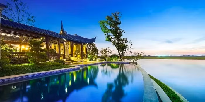 Hồ bơi ven hồ mang đến tầm nhìn ngoạn mục ra hồ và thành phố Tô Châu ở phía xa. Ảnh: Sotheby's International Realty