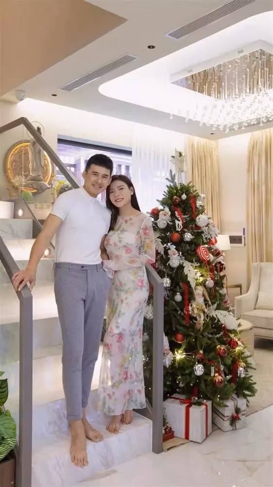 Cầu thang với lan can kính sang trọng. Ảnh: FBNV