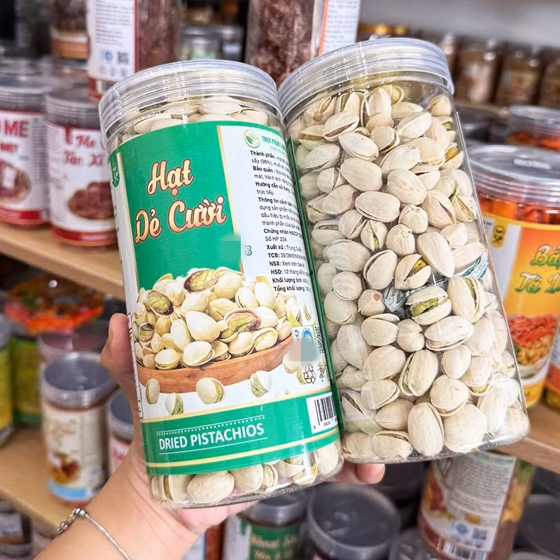 Tại các cửa hàng và trang thương mại điện tử, hộp hạt dẻ cười nhập khẩu (200–320g) giá từ 126.000 – 200.000 đồng/gói. Ảnh: Kho Sỉ ANN