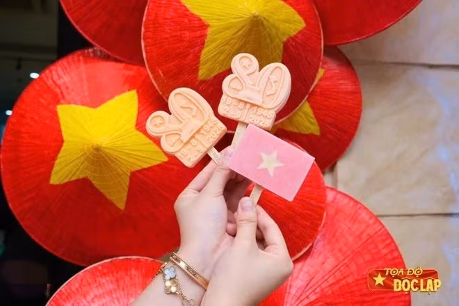 Bên cạnh đó, gia đình trung vệ Duy Mạnhcòn chuẩn bị 500 chiếc kem miễn phí để mời bà con đi xem tổng hợp luyện. Ảnh: Znews