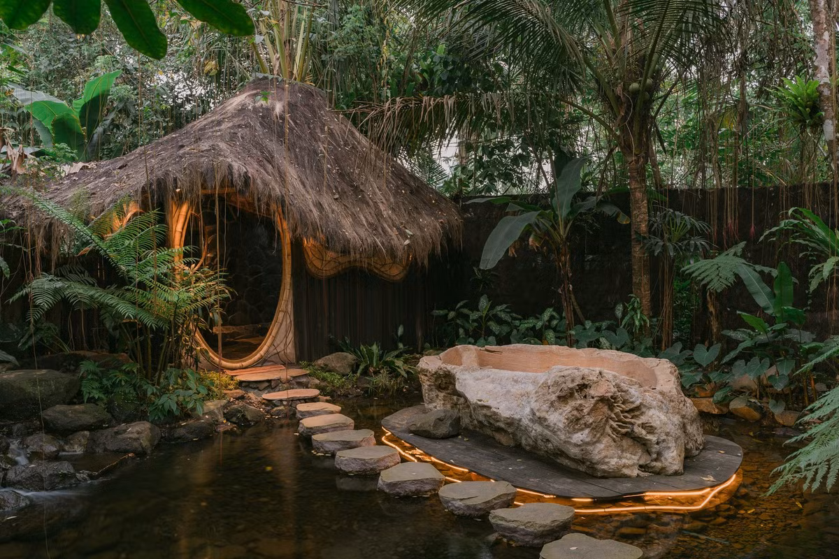 Để đến phòng tắm, du khách phải băng qua những bậc đá trên mặt nước. Ảnh: Archdaily
