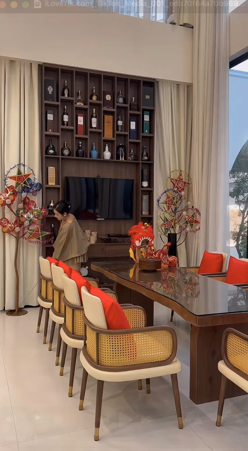 Mỗi góc nhà đều được trang trí tỉ mẩn với đèn lồng, hoa...Ảnh: chụp màn hình