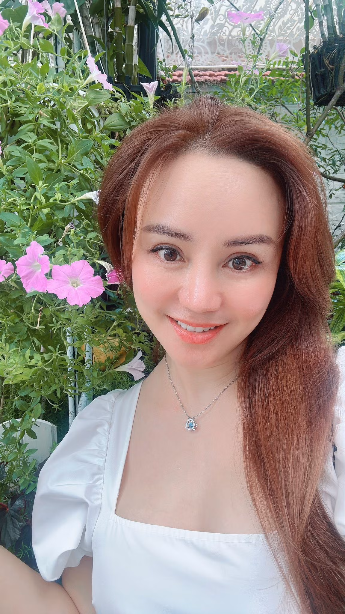 Trên trang cá nhân, ca sĩ Vy Oanh vừa chia sẻ loạt ảnh khu vườn ngập tràn hoa lá trong biệt thự 1.400m2 tại TP HCM. Đây là tổ ấm của Vy Oanh cùng ông xã đại gia và 3 con. Ảnh: FB Nguyễn Vy Oanh