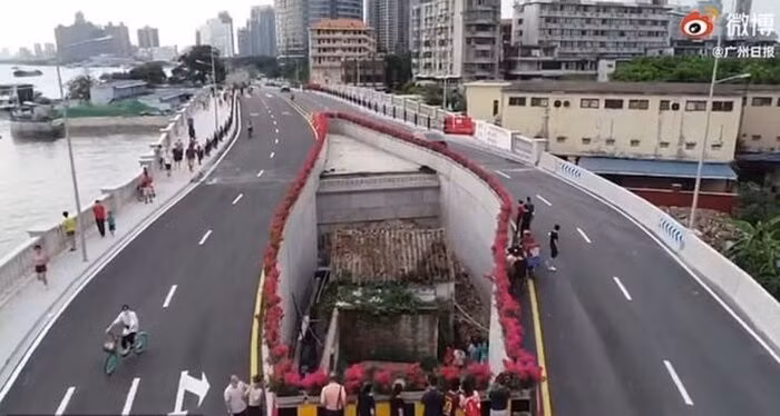 Nhiều năm trôi qua, căn nhà vẫn nằm "hiên ngang" ngay giữa cầu cao tốc, gây nhiều tranh cãi trong dư luận nước này. Ảnh: Ettoday