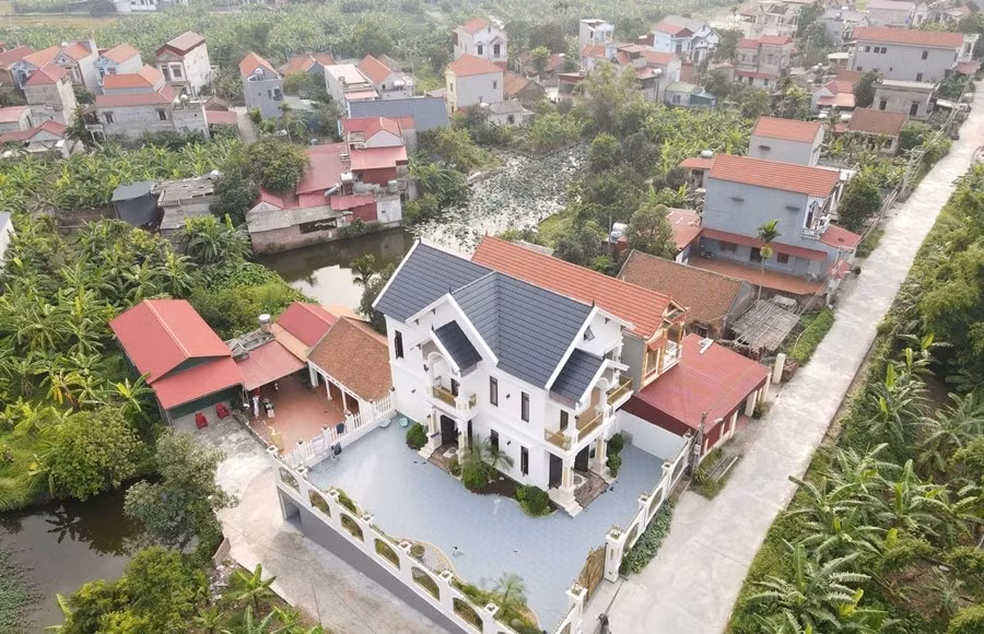 Ngôi nhà gồm 2 tầng và một tầng hầm, xây dựng theo phong cách biệt thự nhà vườn. Ảnh: Vietnamnet