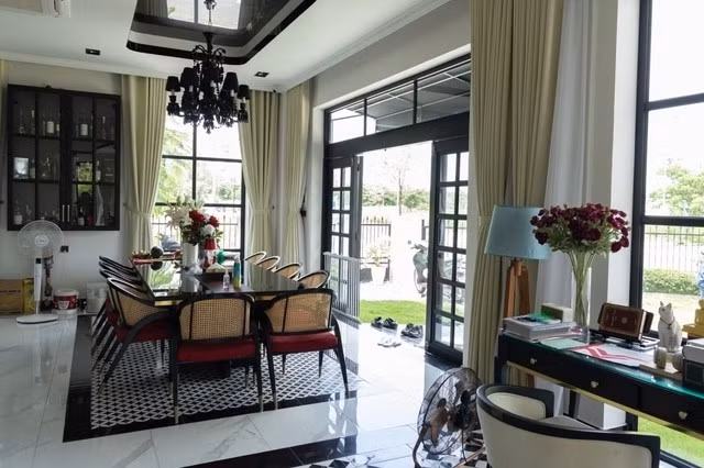 Bàn ăn lớn đủ cho 10 người được đặt giữa phòng, kế bên tủ rượu và đối diện khu bếp rộng rãi. Ảnh: FBNV