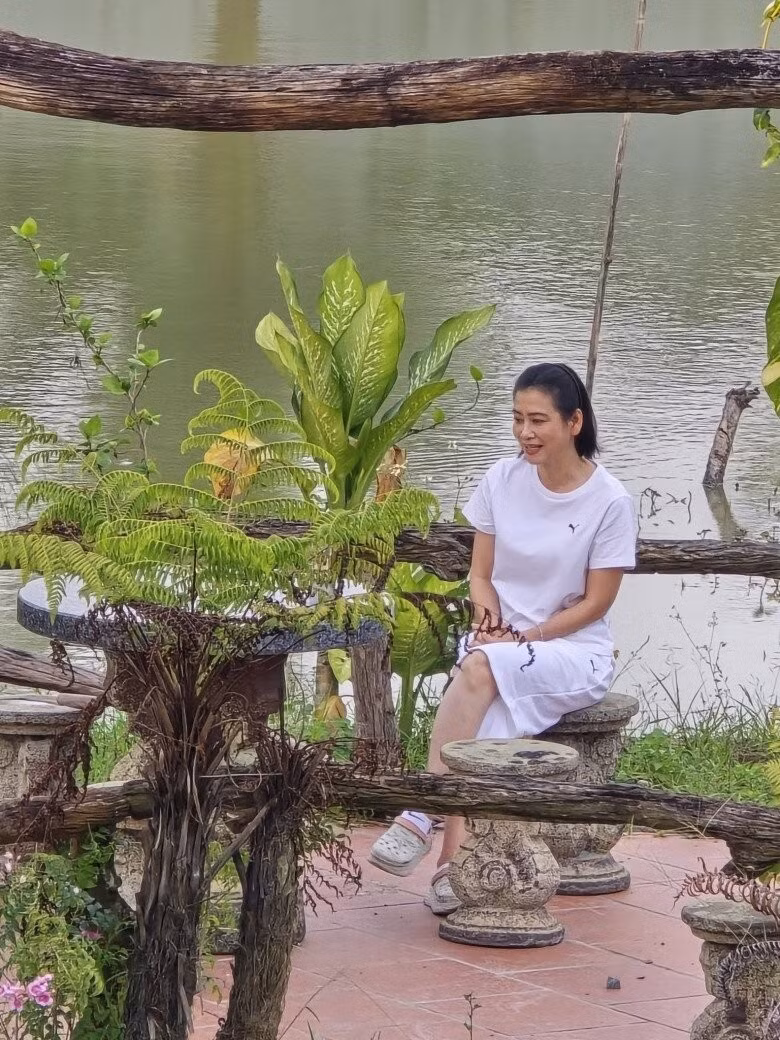 Ngay sát mép nước là nhà chòi để nghỉ ngơi, tạo khung cảnh yên bình. Ảnh: FBNV