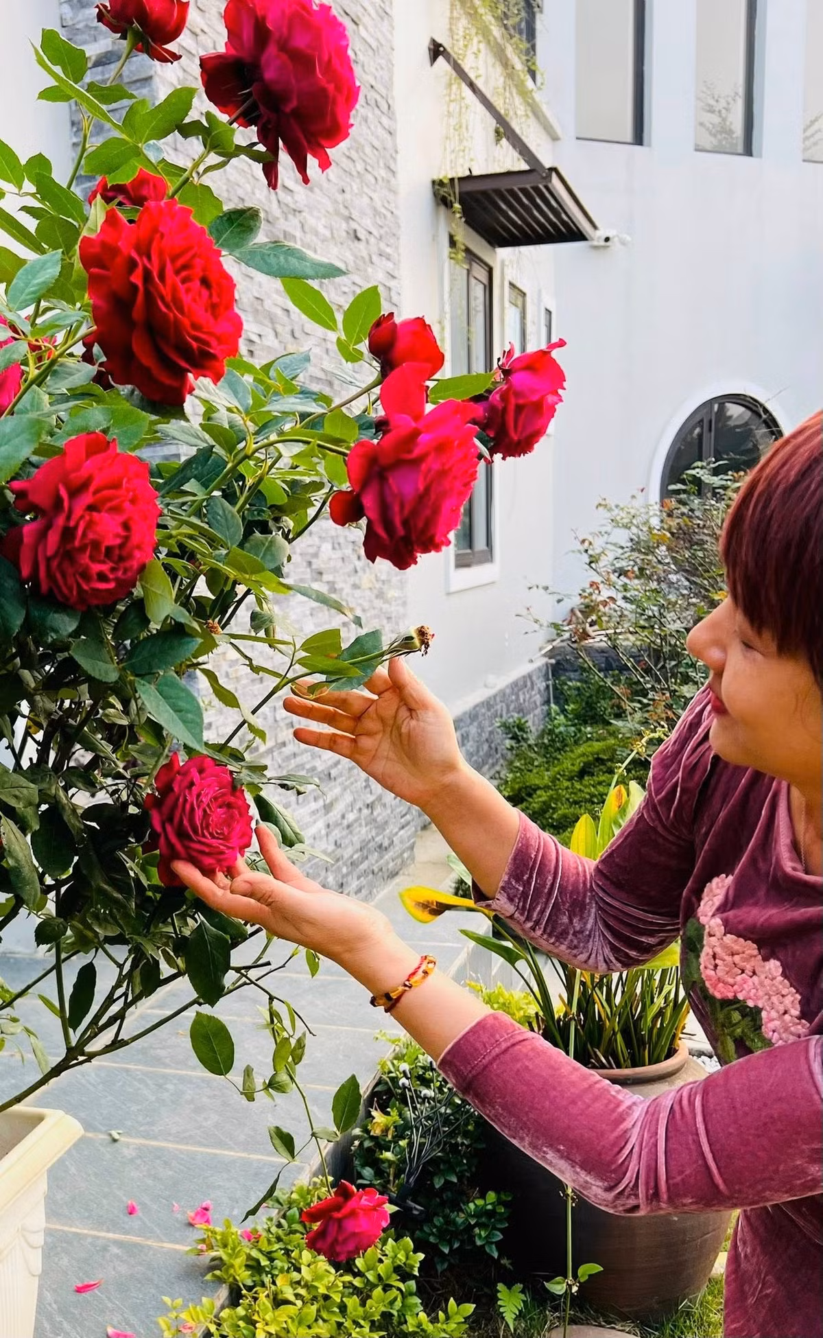 Ngoài căn hộ tại Hà Nội, MC Diễm Quỳnh còn sở hữu một cơ ngơi bình yên ở khu vực ngoại ô, nơi được bao quanh bởi khung cảnh núi non xanh mát. Ảnh: FB Dang Diem Quynh