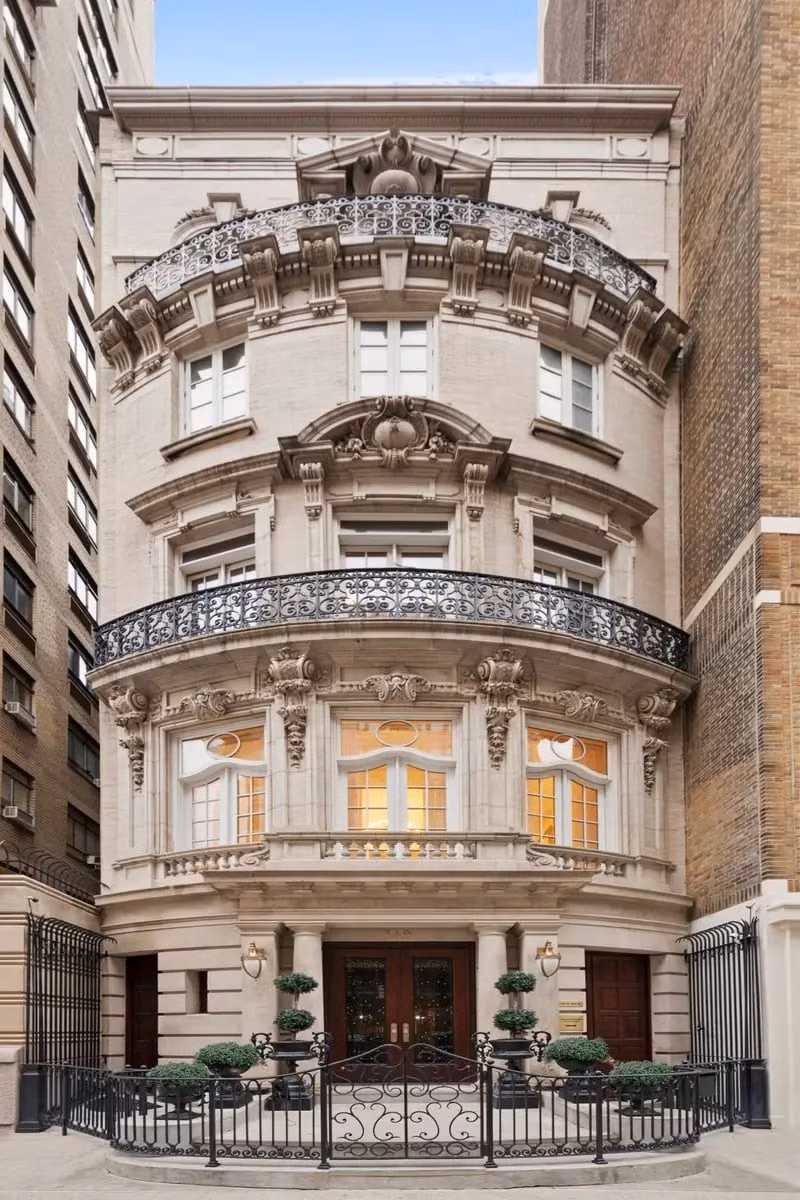Đầu năm 2025, một căn biệt thự bằng đá tọa lạc giữa 2 tòa nhà cao tầng trên Upper West Side, Manhattan, New York (Mỹ) thu hút sự chú ý của giới bất động sản thế giới khi được rao bán trên thị trường với giá 29,75 triệu USD (hơn 784 tỷ đồng). Ảnh: Celeste Godoy