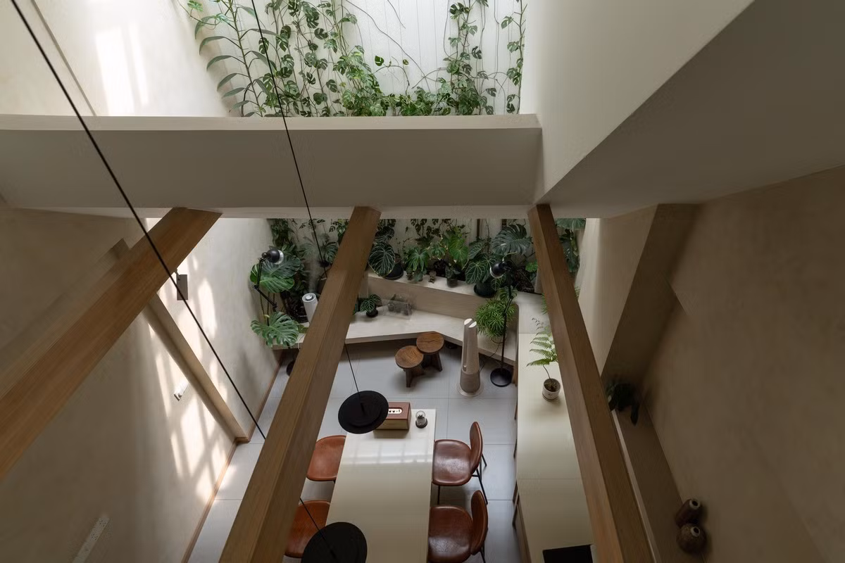 Điểm nhấn là khoảng hở cuối nhà – xử lý như một giếng trời ngang, vừa lấy sáng, vừa hút gió tự nhiên. Ảnh: Quang Dam